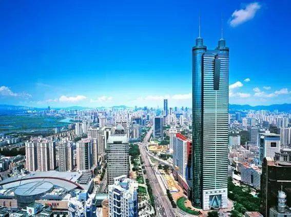 2000年的深圳,地王大厦是当时的最高建筑(384米)