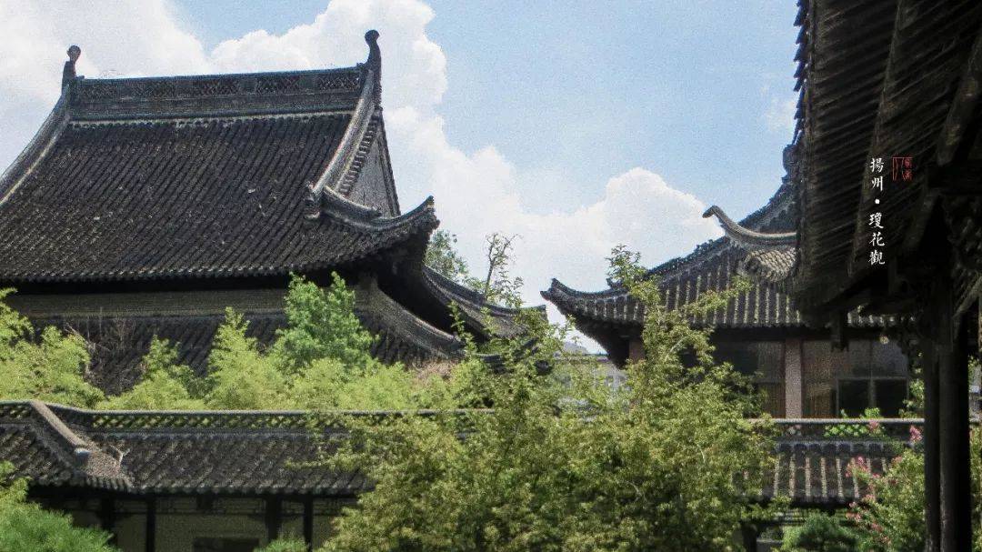 歇山顶建筑:扬州琼花观.左侧为重檐歇山顶建筑